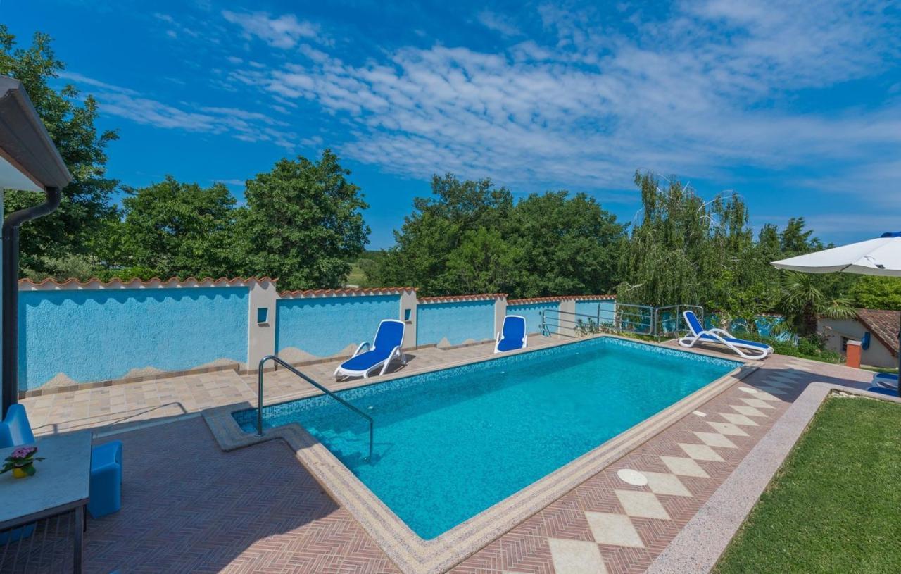 Villa Anita With Common Pool Vrvari Exteriér fotografie
