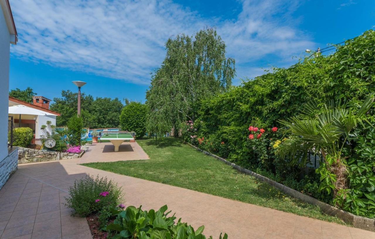 Villa Anita With Common Pool Vrvari Exteriér fotografie