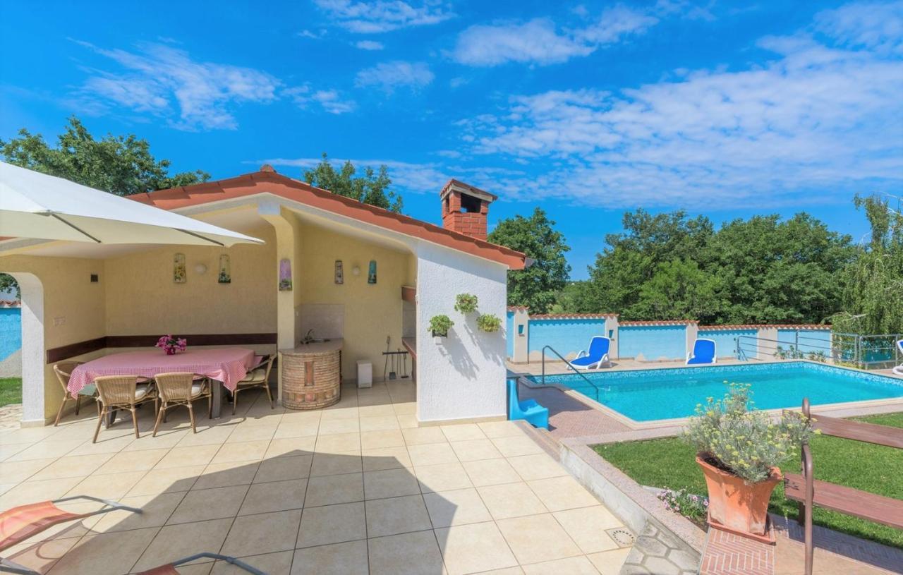 Villa Anita With Common Pool Vrvari Exteriér fotografie