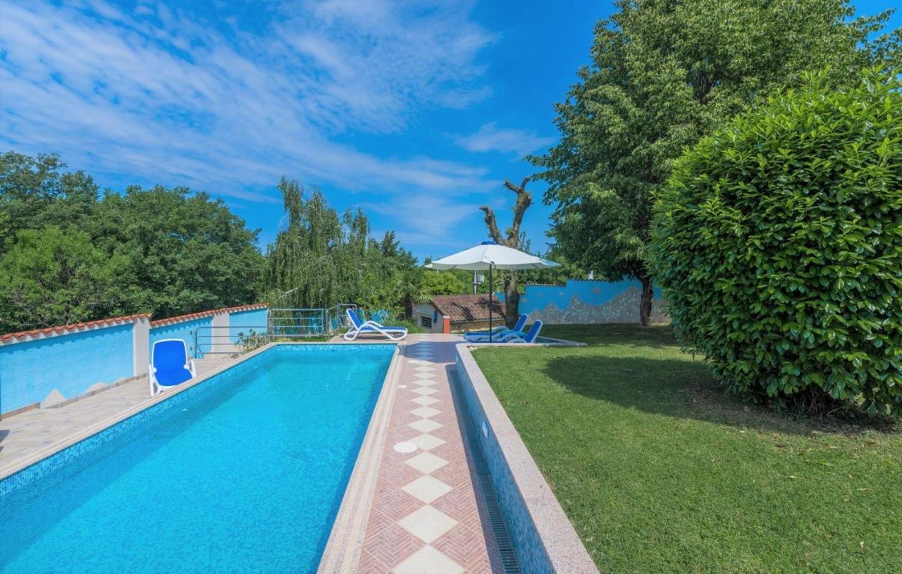 Villa Anita With Common Pool Vrvari Exteriér fotografie