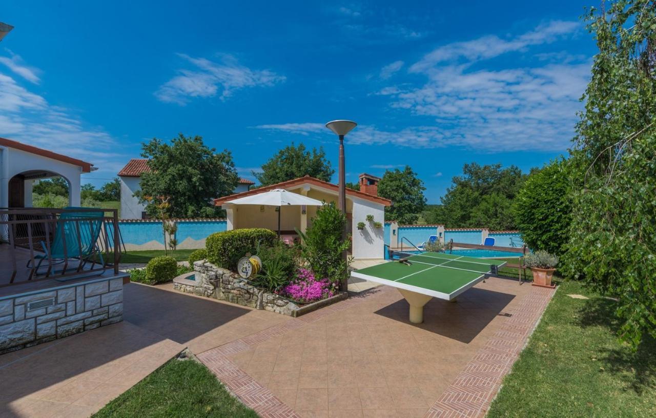 Villa Anita With Common Pool Vrvari Exteriér fotografie
